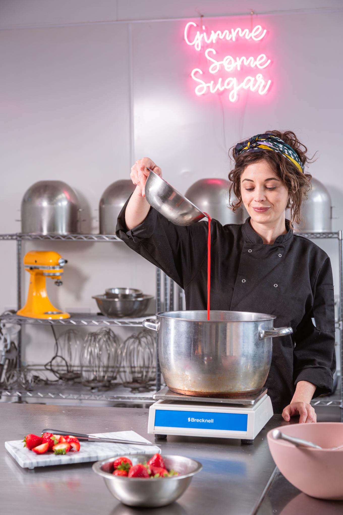 Lady making marshmallows at the marshmallowist